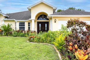 242 SW Amesbury Ave Avenue, Port Saint Lucie, FL 34953 - MLS#R11105730