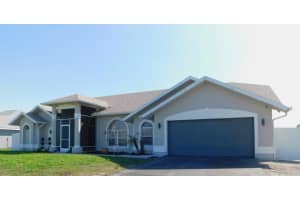 680 Manhattan Street E, Lehigh Acres, FL 33974 - MLS#R11107536