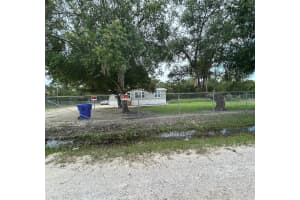 130 Ave Del Centro, Clewiston, FL 33440 - MLS#R11107663