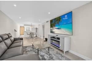 1090 Guildford E 1090, Boca Raton
