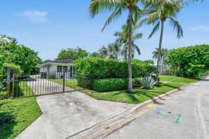 321 E Lakewood Road, West Palm Beach, FL 33405 - MLS#R11109971