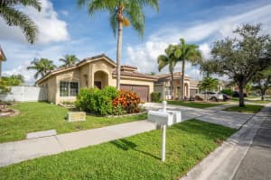 370 SW 203rd Avenue, Pembroke Pines, FL 33029 - MLS#R11110010