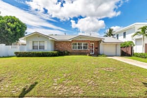 206 Pershing Way, West Palm Beach, FL 33401 Sold 09/03/25
