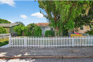 614 S E Street, Lake Worth Beach, FL 33460 - MLS#R11113185