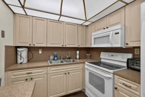 11 Kingswood A, West Palm Beach, FL 33417 Sold 10/31/25