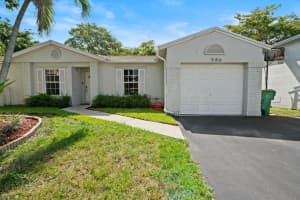 586 Abingdon Way, Davie