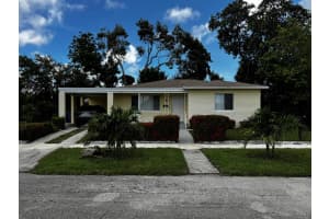 205 Date Palm Drive, Lake Park