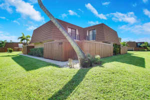 3900 County Line Road 21d, Tequesta