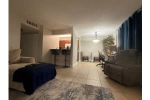 915 Meadows Circle, Boynton Beach