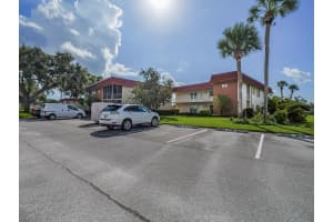 98 Spring Lake Drive 205, Vero Beach