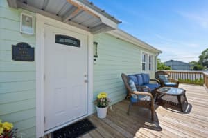 909 SE Hibiscus Avenue, Stuart, FL 34996 - MLS#R11119707