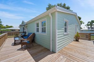 909 SE Hibiscus Avenue, Stuart, FL 34996 - MLS#R11119707