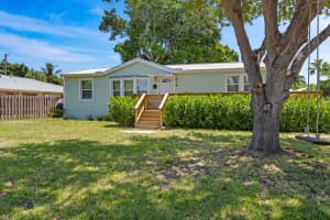 909 SE Hibiscus Avenue, Stuart, FL 34996 - MLS#R11119707