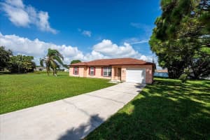 2175 SE Heathwood Circle, Port Saint Lucie, FL 34952 - MLS#R11120351