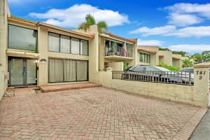 714 E Coco Plum Circle 2, Plantation, FL 33324 - MLS#R11121417