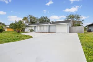 117 SE Lakehurst Drive Drive, Port Saint Lucie, FL 34953 - MLS#R11121886