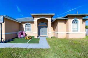 901 SW Versailles Avenue, Port St Lucie, FL 34953 - MLS#R11121919