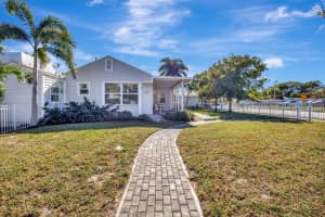 736 Rockland Drive, House, West Palm Beach, FL 33405 - MLS#R11123312