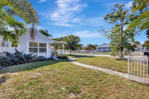 736 Rockland Drive, House, West Palm Beach, FL 33405 - MLS#R11123312