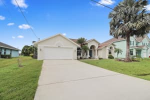 5651 NW North Crisona Circle, Port Saint Lucie, FL 34986 - MLS#R11126145