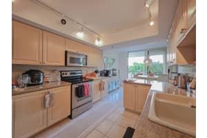 2427 Presidential Way 204, West Palm Beach