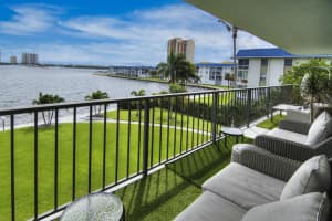 3040 Lake Shore Drive, Riviera Beach, FL 33404 - MLS#R11126175