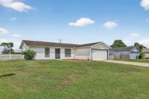 561 SE Karrigan Terrace, Port Saint Lucie, FL 34983 - MLS#R11126965