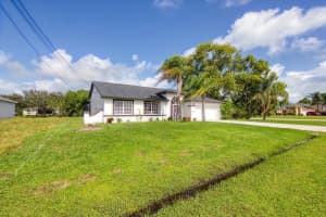 2400 SE Charleston Drive, Port Saint Lucie, FL 34952 - MLS#R11130832
