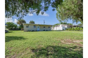 563 4th Place, Vero Beach, FL 32962 - MLS#R11130856