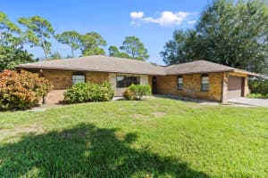 1537 SE Blockton Avenue, Port St Lucie, FL 34952 - MLS#R11131668