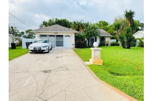 529 SE Fallon Drive, Port Saint Lucie, FL 34983 - MLS#R11132026