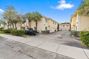176 Se 2nd Street Se, Deerfield Beach