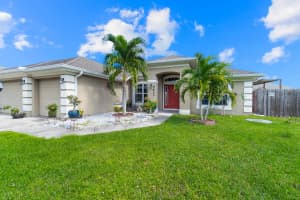 4633 SW Junietta Terrace, Port Saint Lucie, FL 34953 - MLS#R11134423
