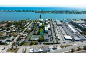 896 Federal Highway, Lantana, FL 33462 - MLS#R11135996