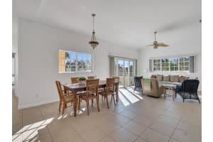 520 7th Square 201, Vero Beach, FL 32962 - MLS#R11137327