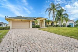 662 SW Jacoby Avenue, Port Saint Lucie, FL 34953 - MLS#R11138706