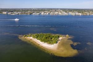 112 Doolen Court 302 North Palm Beach, FL 33408 - Off Market