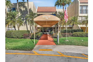 220 Lakeview Drive 210, Weston