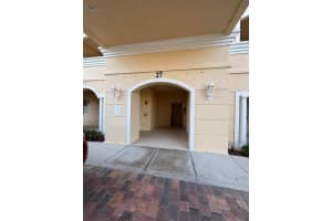 27 Harbour Isle Drive W 102, Fort Pierce