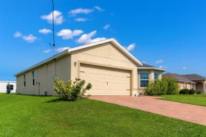 211 NE 20th Street, Cape Coral, FL 33909 - MLS#R11143572