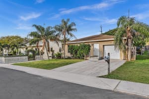 811 N B Street, Lake Worth Beach, FL 33460 - MLS#R11149422