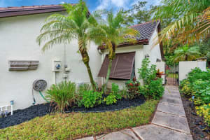 12 Ironwood Way N Palm Beach Gardens, FL 33418 - Off Market