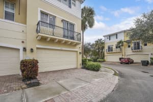 560 39th Circle, Boca Raton, FL 33431 - MLS#R11157269