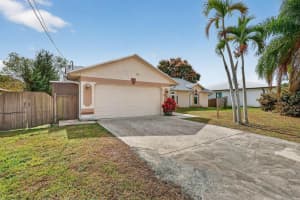 320 Surfside Avenue, Port Saint Lucie, FL 34983 - MLS#R11158141