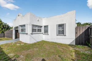 1011 Lakewood Road, West Palm Beach, FL 33405 - MLS#R11158262