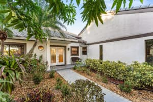 37 Clubhouse Lane, Boynton Beach, FL 33436 - MLS#R11160950