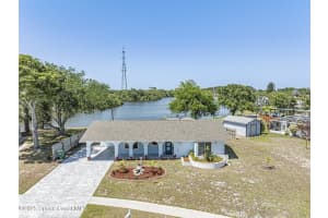 902 Canal Circle, Sebastian