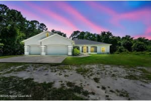 5680 Seminole Street, Mims