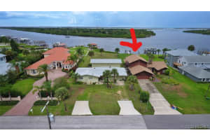 635 Angela Lane, Titusville