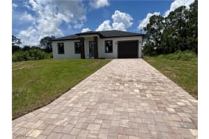 1034 Iris St E, Lehigh Acres